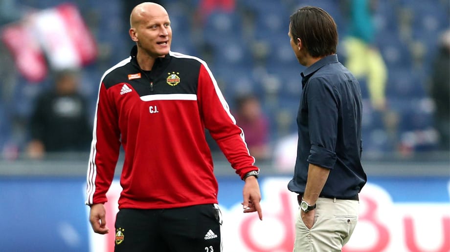 Carsten Jancker (li.) und Roger Schmidt führen einen lautstarken Disput. Carsten Jancker (li.) und Roger Schmidt führen einen lautstarken Disput.