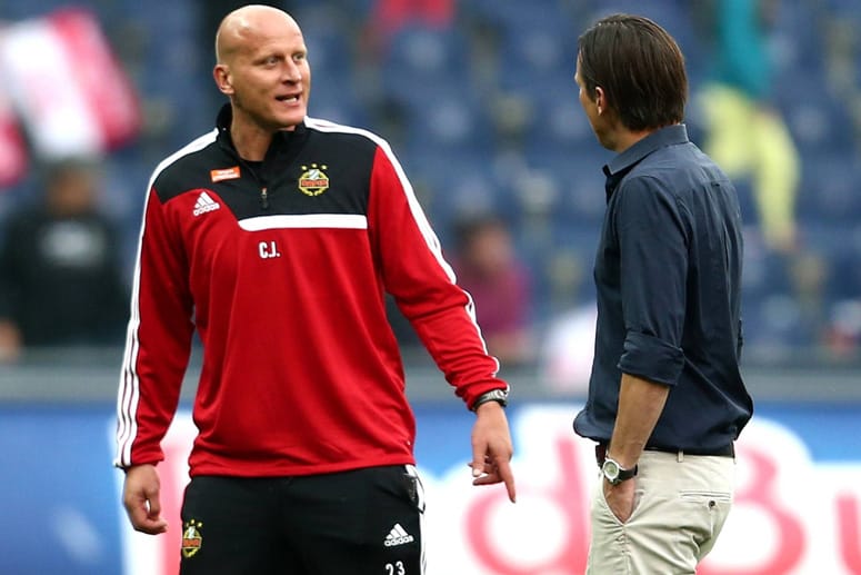 Carsten Jancker (li.) und Roger Schmidt führen einen lautstarken Disput.