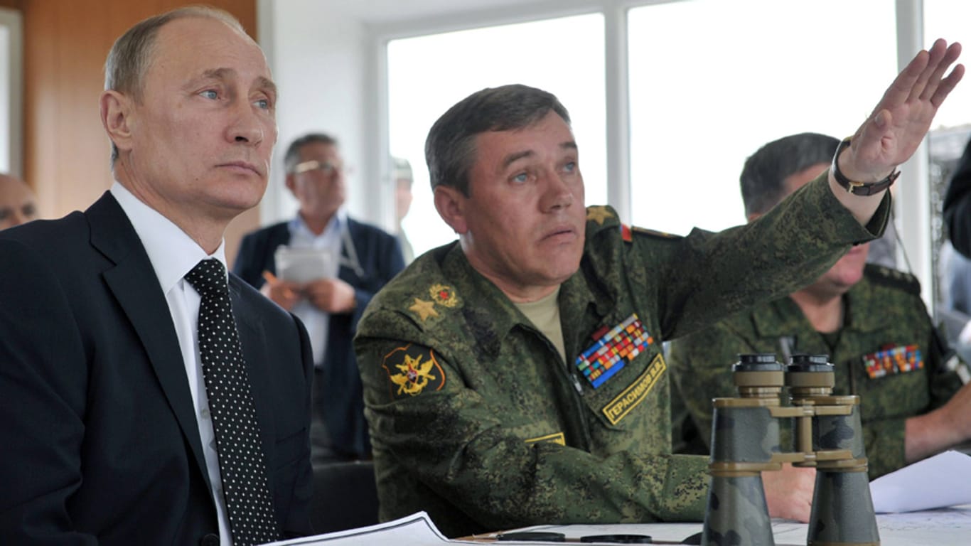 Besprechung der Taktik; Wladimir Putin mit dem russischen Generalstabschef Valeri Gerasimov.
