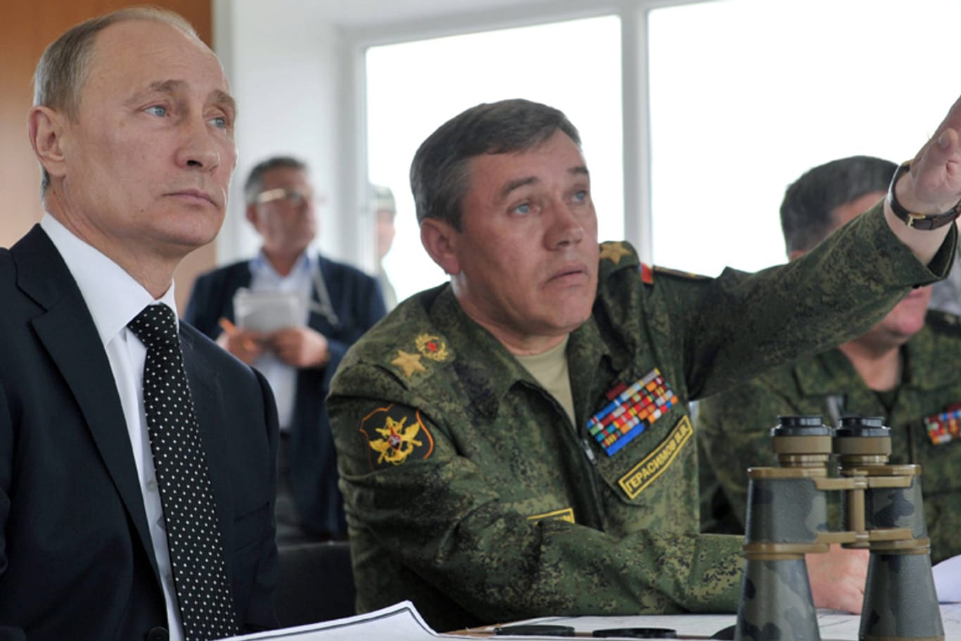 Besprechung der Taktik; Wladimir Putin mit dem russischen Generalstabschef Valeri Gerasimov.