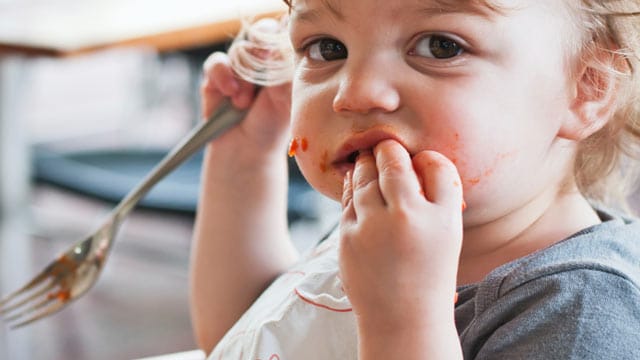 Beim Baby Led Weaning ist die Sauerei eingeplant.