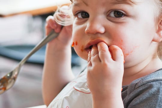 Beim Baby Led Weaning ist die Sauerei eingeplant.