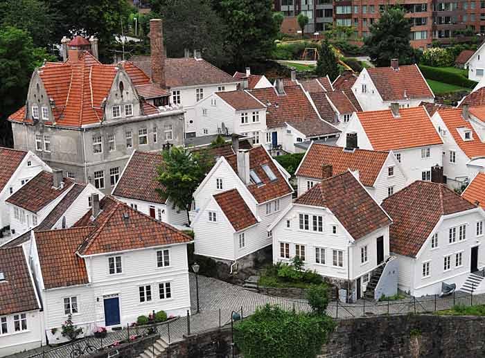 Die weißen Häuser sind typisch für Stavanger. Weiße Farbe war in der Vergangenheit ein Zeichen für Wohlstand.