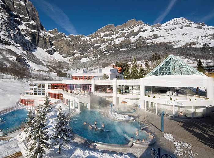 Gönnen Sie sich nach einem wunderbaren Tag im Schnee die pure Erholung in der größten Thermalbadeanlage in den Alpen. Das alles ist in Leukerbad möglich.