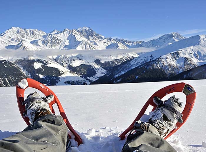 Schneeschuhwandern im Gebiet von Plan Monnay in der Region Verbier St-Bernard. Im Hintergrund das Combin Massiv und der Mont Velan (3727 Meter).