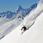 Das pure Schneevergnügen auf den Pisten der Belalp im Kanton Wallis. Im Hintergrund das Matterhorn.