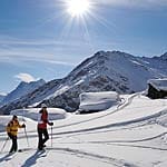 Maiensaess von Artsinol oberhalb von Evolène im Val d'Hérens. Im Hintergrund die Dent Blanche (4357 Meter), das Matterhorn (4478 Meter), die Dents de Veisivi (3418 Meter) und der Mont de l'Etoile (3370 Meter).
