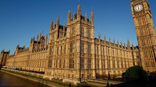 Auch Seitensprung-Seiten werden im britischen Parlament aufgerufen