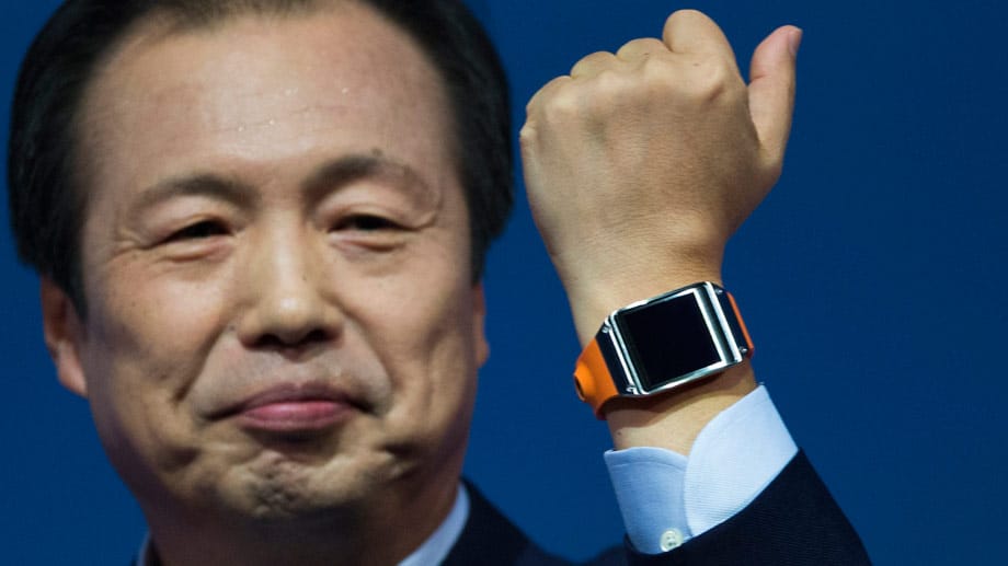 Samsung-Manager Shin Jong-kyun präsentiert die Smart Watch Galaxy Gear