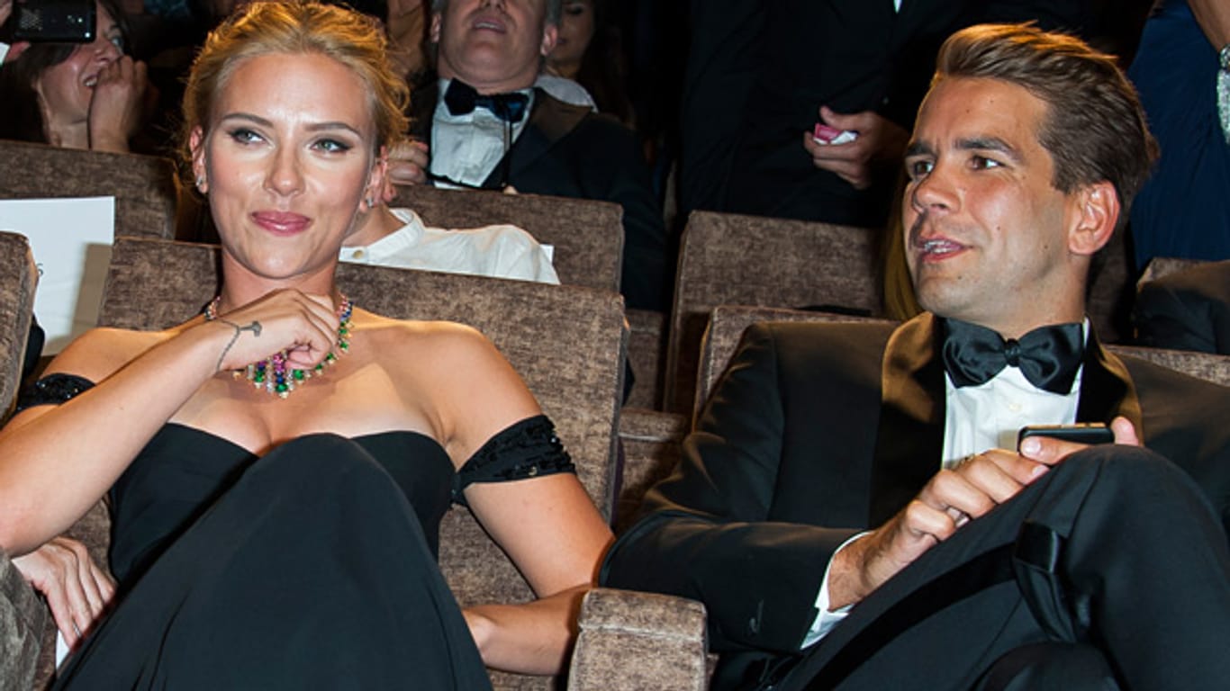 Scarlett Johansson (li.) und ihr Verlobter Romain Dauriac bei der Premiere ihres neuen Films "Under the Skin" in Venedig.