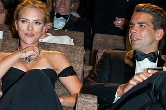 Scarlett Johansson (li.) und ihr Verlobter Romain Dauriac bei der Premiere ihres neuen Films "Under the Skin" in Venedig.