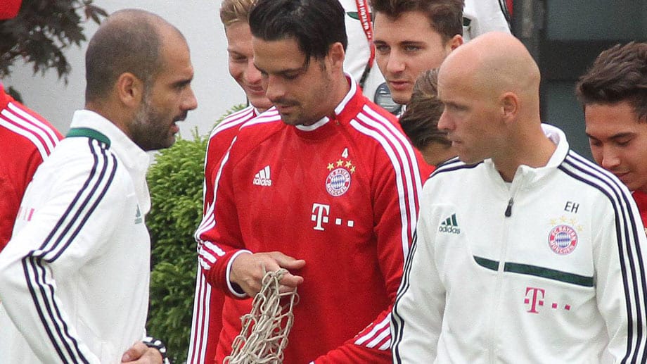 Pep Guradiola und Erik ten Hag (re.) bitten die U23 (gleichbedeutend mit dem FC Bayern II) zum gemeinsamen Training. Pep Guradiola und Erik ten Hag (re.) bitten die U23 (gleichbedeutend mit dem FC Bayern II) zum gemeinsamen Training.