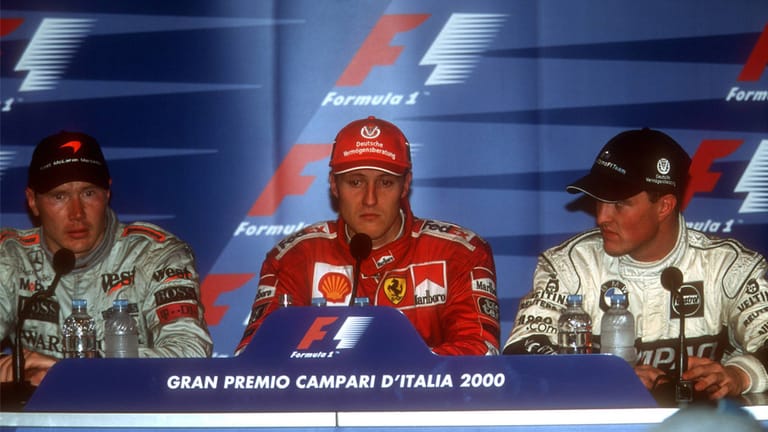 Michael Schumacher (Mi.) kann 2000 in Monza seine Tränen nicht zurückhalten.