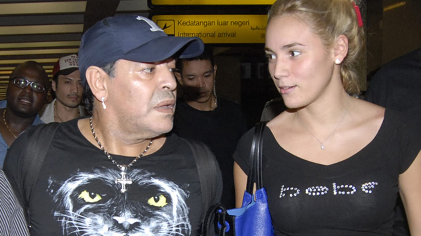Ex-Fußballstar Diego Maradona mit seiner 22-jährigen Verlobten Rocio Oliva.
