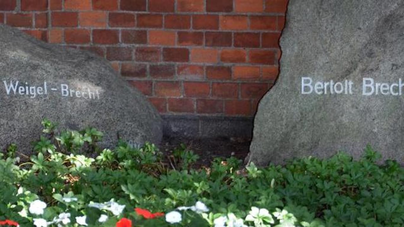Helene Weigel und Bertolt Brecht - auf dem Dorotheenstädtischen Friedhof ruhen sie direkt nebeneinander.