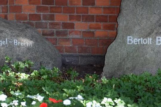 Helene Weigel und Bertolt Brecht - auf dem Dorotheenstädtischen Friedhof ruhen sie direkt nebeneinander.