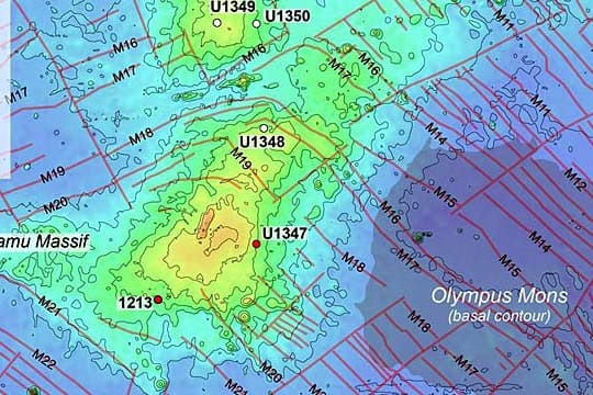 Das Tamu Massiv östlich von Japan. Daneben zum Größenvergleich der Mars-Vulkan Olympus Mons
