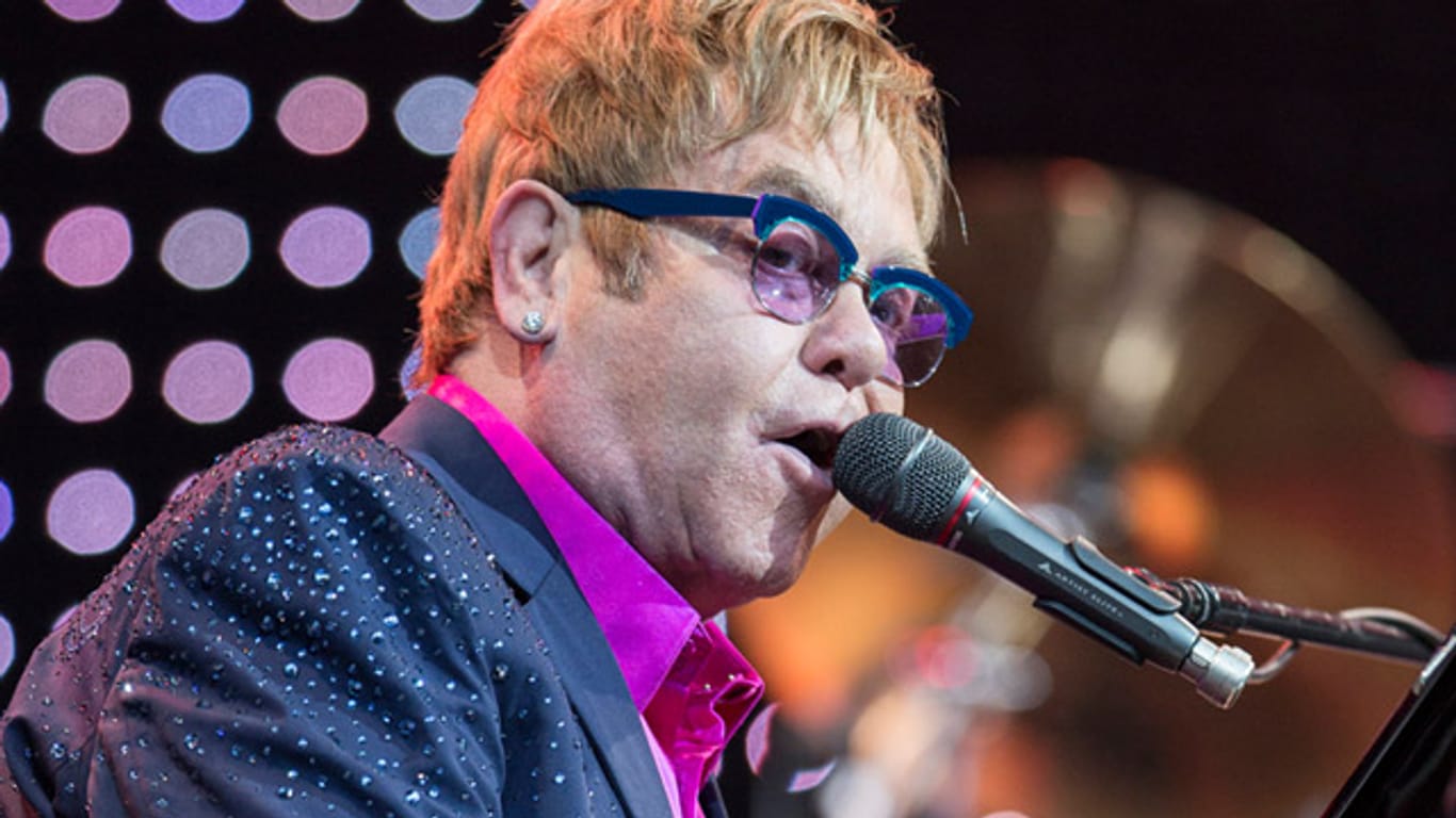 Superstar Elton John spielt "Your Song" für Angela Merkel.