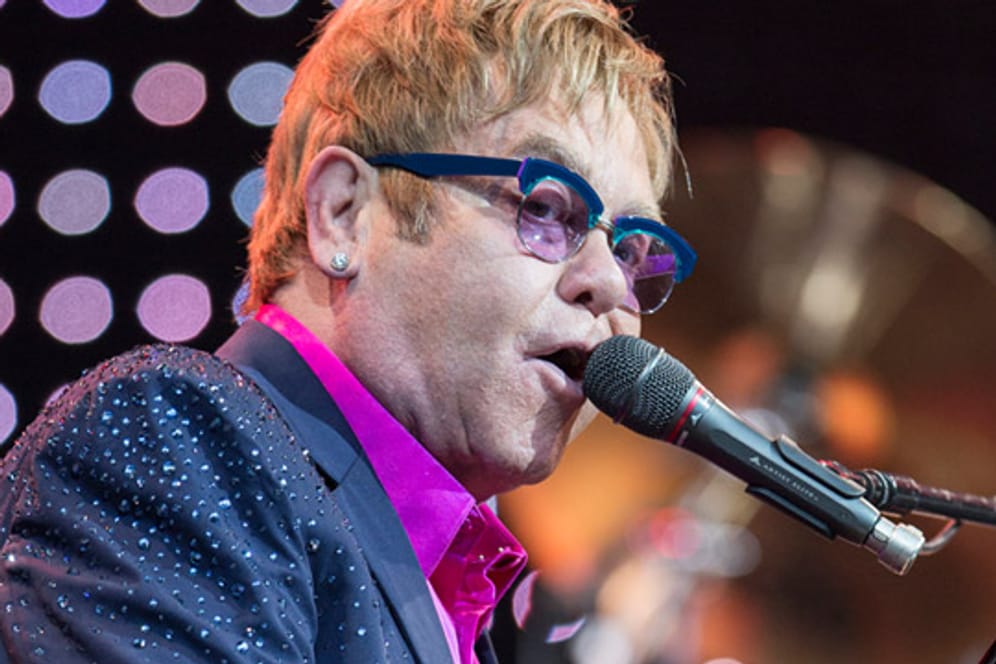 Superstar Elton John spielt "Your Song" für Angela Merkel.