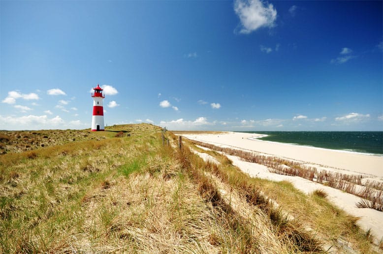 Ein Leuchtturm in List auf Sylt. Die Nordsee-Insel Sylt bietet mehr als ihr Ruf als schicke Promi-Insel ahnen lässt.