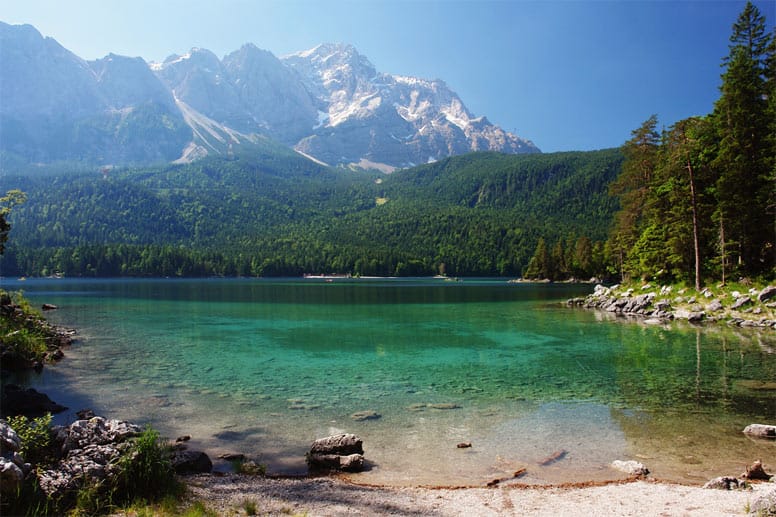Es muss nicht immer das Meer sein: Am Fuße der Zugspitze ist der kristallklare Eibsee ein Highlight Oberbayerns.