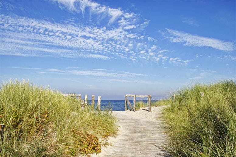Das in Schleswig-Holstein gelegene Heiligenhafen bietet neben einer traumhaften Landschaft aus Strand und Steilküste auch jede Menge abwechslungsreiche Freizeitbeschäftigungen für die ganze Familie.