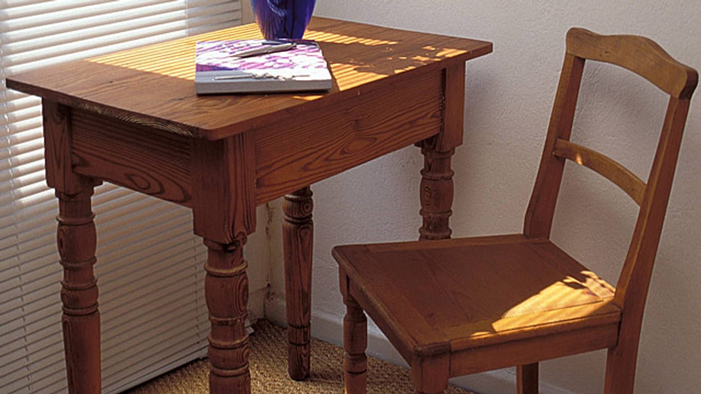 Holzmöbel sind modern. Alte Stücke kann man mit ein wenig Geschick selbst restaurieren.