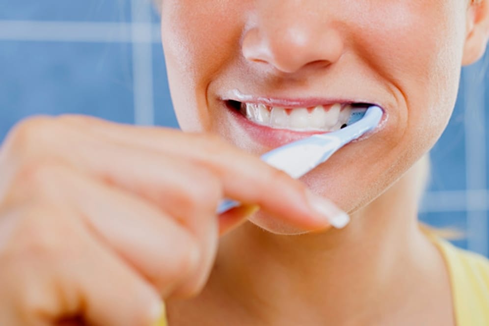 Achten Sie beim Zähneputzen auch auf den Druck auf Ihr Zahnfleisch