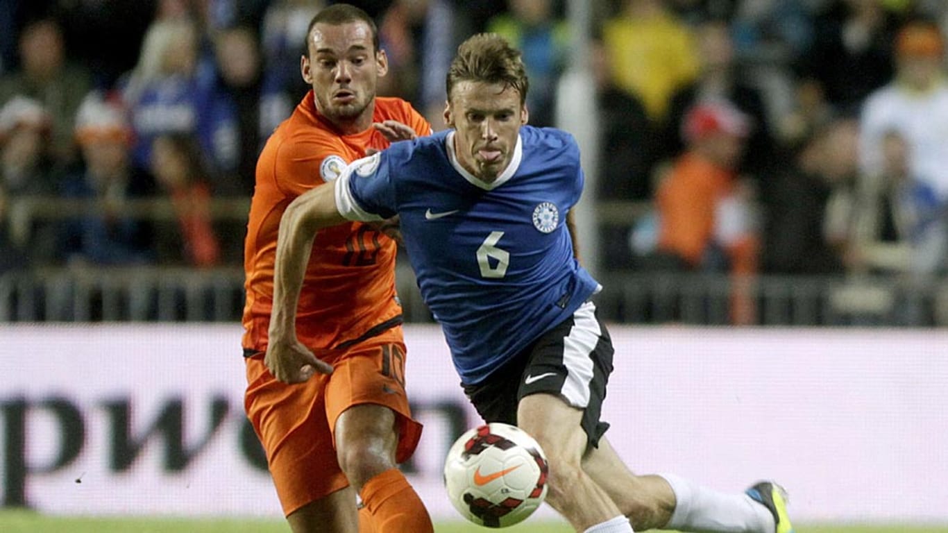 Die Niederlande mit Wesley Sneijder (li.) entgehen gegen Estland und Aleksandr Dmitrijev knapp einer Blamage.