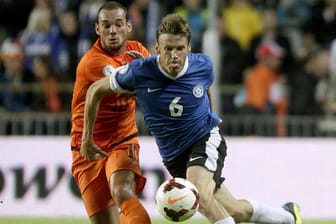 Die Niederlande mit Wesley Sneijder (li.) entgehen gegen Estland und Aleksandr Dmitrijev knapp einer Blamage.