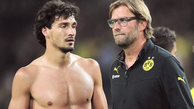 BVB-Coach Jürgen Klopp (re.) verteidigt den viel gescholtenen Mats Hummels.