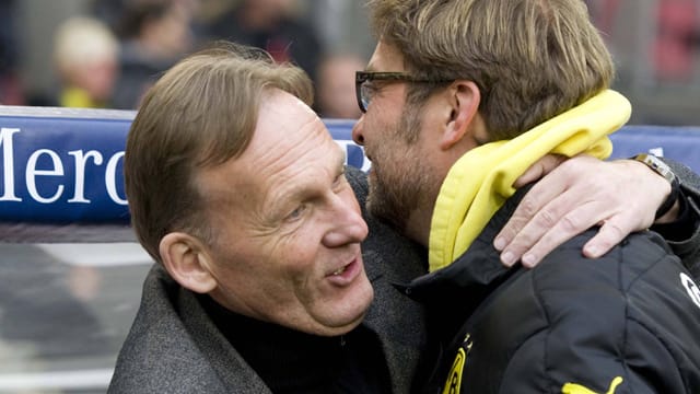 Hans-Joachim Watzke (li.) stellt Jürgen Klopp eine Jobgarantie aus. Hans-Joachim Watzke (li.) stellt Jürgen Klopp eine Jobgarantie aus.