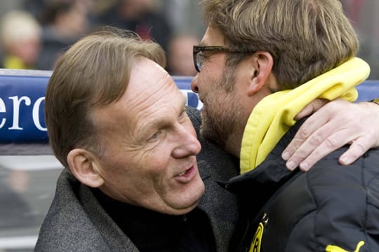 Hans-Joachim Watzke (li.) stellt Jürgen Klopp eine Jobgarantie aus.