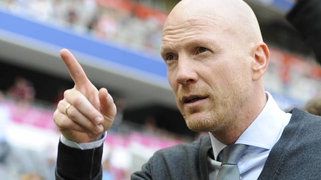 Der mahnende Zeigefinger von Sportvorstand Matthias Sammer gilt den Spielern des FC Bayern München. Der mahnende Zeigefinger von Sportvorstand Matthias Sammer gilt den Spielern des FC Bayern München.