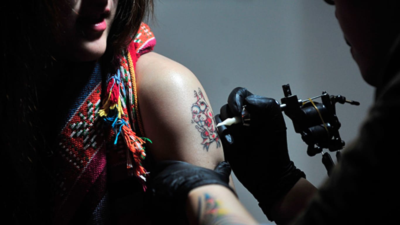 Tattoo: Ein gutes Tattoo-Studio fällt vor allem durch hohe Hygiene-Standards auf.