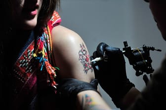 Tattoo: Ein gutes Tattoo-Studio fällt vor allem durch hohe Hygiene-Standards auf.