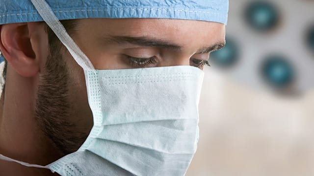 Stress und Leistungsdruck führen dazu, dass viele Chirurgen Aufputschmittel nehmen. Stress und Leistungsdruck führen dazu, dass viele Chirurgen Aufputschmittel nehmen.