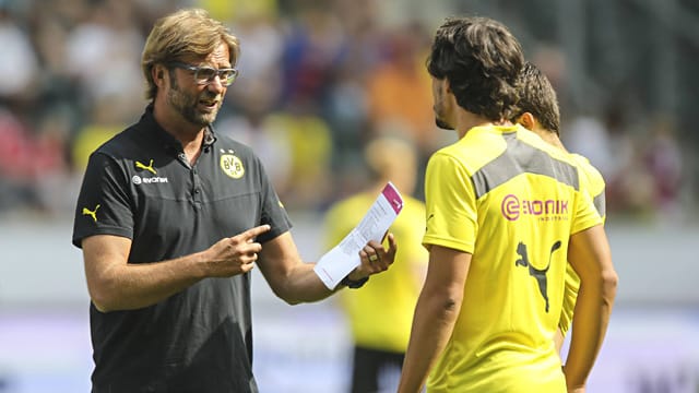 Nach dem Verlust des Stammplatzes in der Nationalmannschaft könnte Mats Hummels (re., mit Trainer Jürgen Klopp) auch beim BVB die Ersatzbank drohen. Nach dem Verlust des Stammplatzes in der Nationalmannschaft könnte Mats Hummels (re., mit Trainer Jürgen Klopp) auch beim BVB die Ersatzbank drohen.