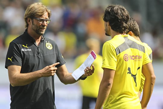 Nach dem Verlust des Stammplatzes in der Nationalmannschaft könnte Mats Hummels (re., mit Trainer Jürgen Klopp) auch beim BVB die Ersatzbank drohen.