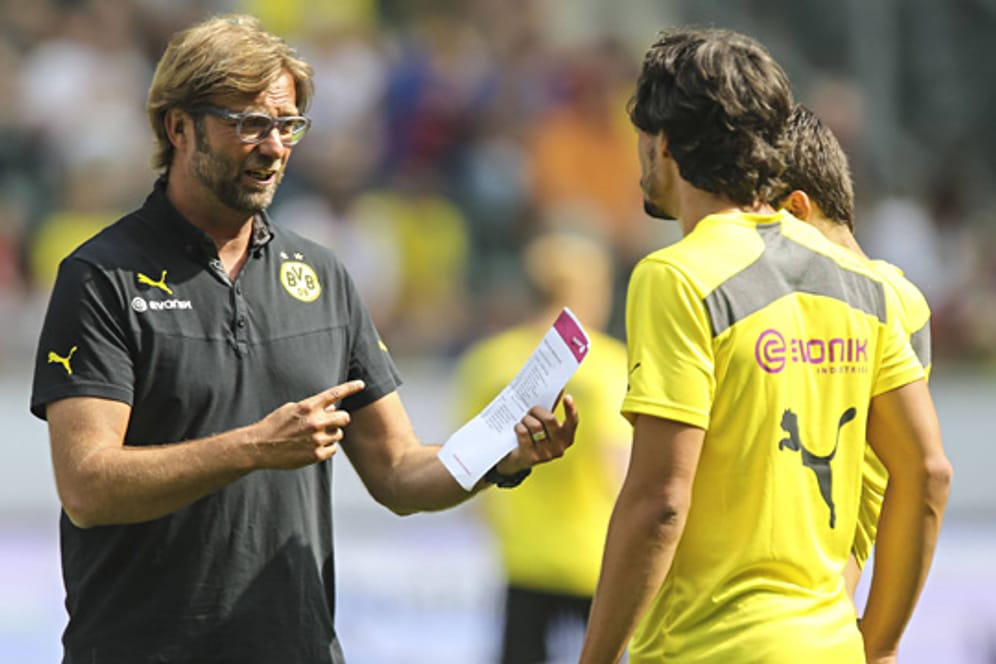 Nach dem Verlust des Stammplatzes in der Nationalmannschaft könnte Mats Hummels (re., mit Trainer Jürgen Klopp) auch beim BVB die Ersatzbank drohen.