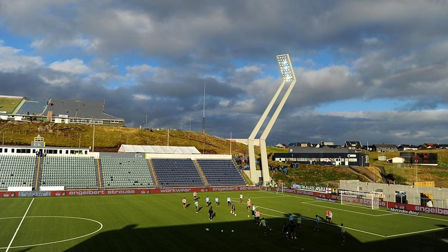 Die deutsche Nationalmannschaft macht sich beim Training mit den Bedingen auf den Färöer vertraut.