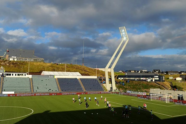 Die deutsche Nationalmannschaft macht sich beim Training mit den Bedingen auf den Färöer vertraut.