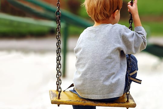 Tod von Geschwistern: Kommt mein Bruder wirklich nie wieder? Trauernde Eltern übersehen oft, wie sehr auch Geschwisterkinder leiden.