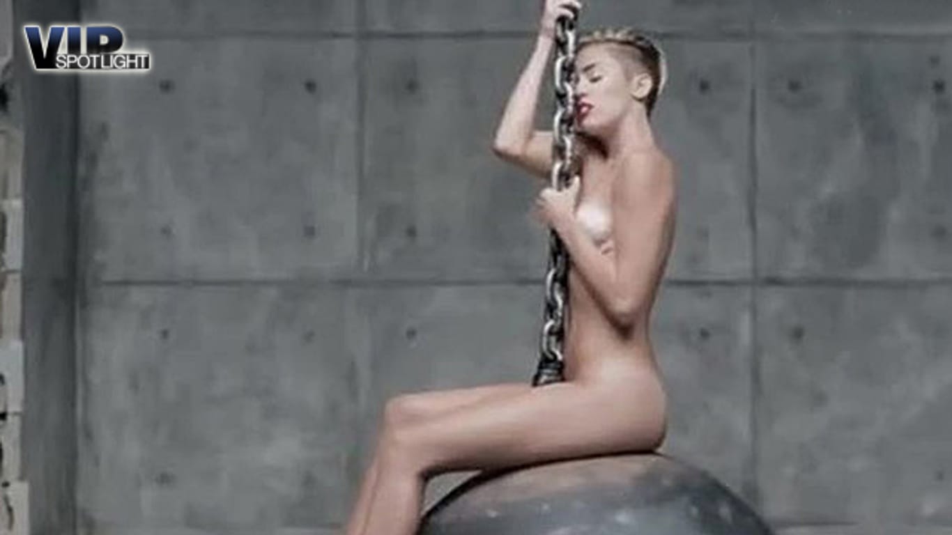 Miley Cyrus taucht nackt im Musikclip auf (Screenshot: Bit Projects)