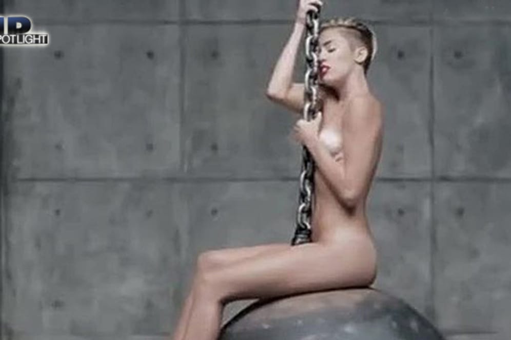 Miley Cyrus taucht nackt im Musikclip auf (Screenshot: Bit Projects)