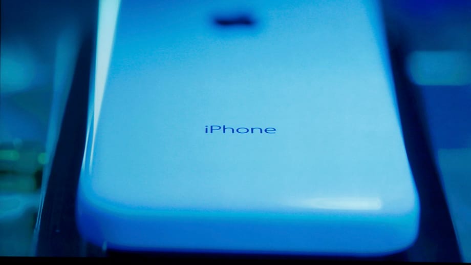 Das günstigere iPhone 5c hat eine Rückwand aus Polycarbonat, also Kunststoff.