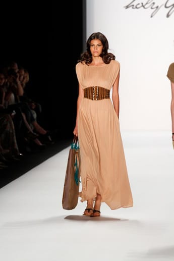 Bei der Berlin Fashion Week im Januar 2013 lief Alisar für die Marke HolyGhost.