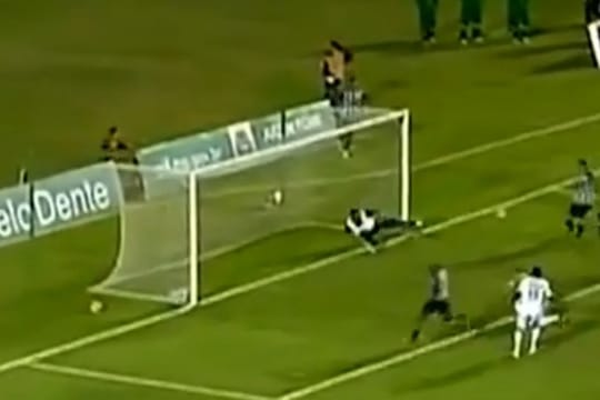 Brasilianischer Masseur verhindert entscheidendes Tor gegen sein Team.