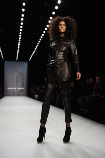 Als sexy Rockerbraut in Lederkluft erschien Alisar für die Marke Blacky Dress bei der Berlin Fashion Week 2011 auf dem Laufsteg.