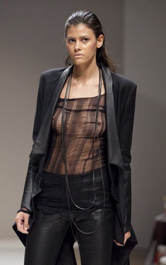 Die Österreicherin ist ein Vollprofi und hat kein Problem damit, nackte Haut auf dem Catwalk zu zeigen, wie hier bei der Show von liberum arbitriuim auf der London Fashion Week 2012.